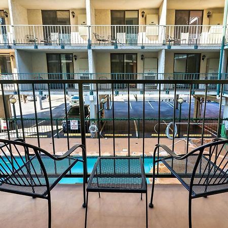 Lovely Condo W/ Indoor Pool *Only Steps To Parkway Gatlinburg Exterior photo