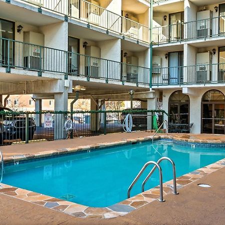 Lovely Condo W/ Indoor Pool *Only Steps To Parkway Gatlinburg Exterior photo