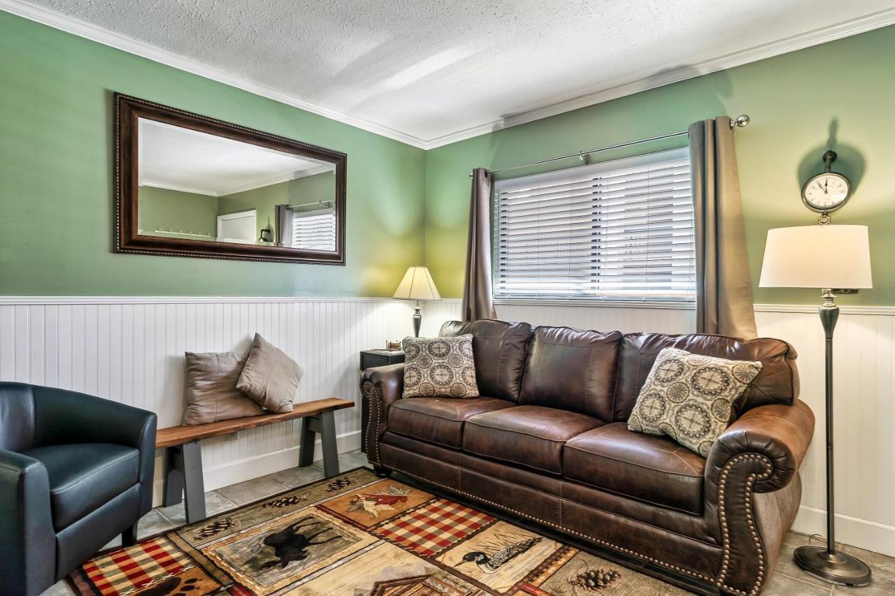 Lovely Condo W/ Indoor Pool *Only Steps To Parkway Gatlinburg Exterior photo