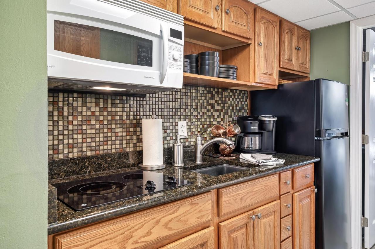 Lovely Condo W/ Indoor Pool *Only Steps To Parkway Gatlinburg Exterior photo