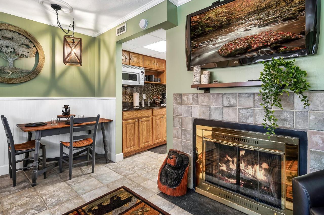 Lovely Condo W/ Indoor Pool *Only Steps To Parkway Gatlinburg Exterior photo