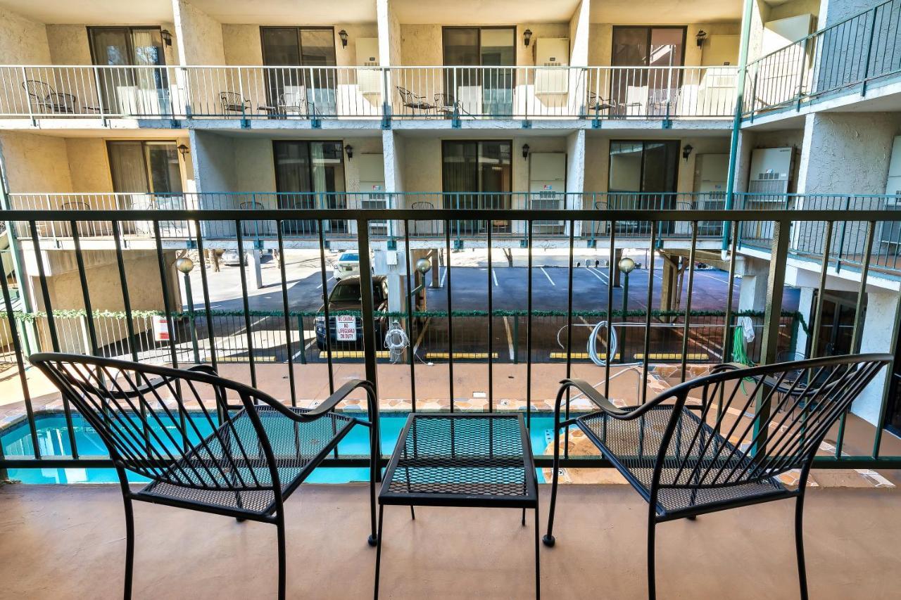 Lovely Condo W/ Indoor Pool *Only Steps To Parkway Gatlinburg Exterior photo
