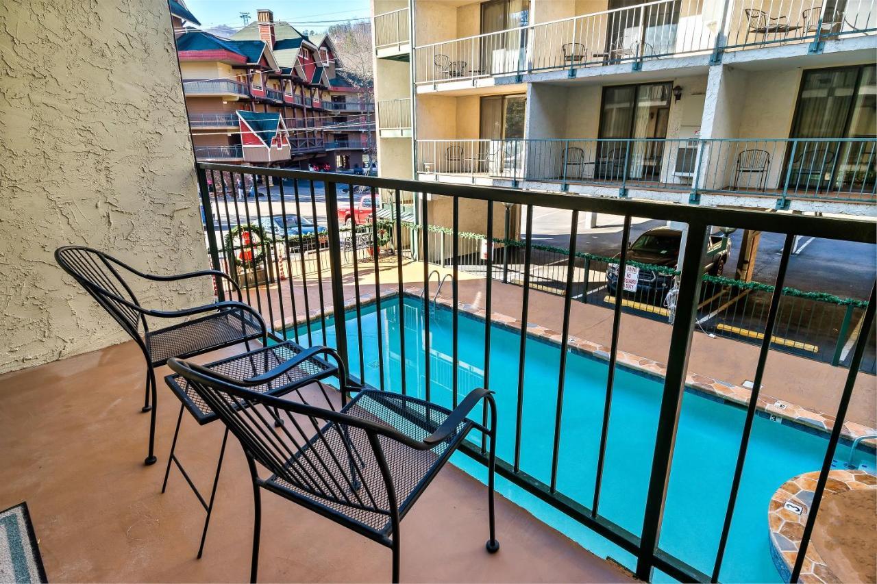 Lovely Condo W/ Indoor Pool *Only Steps To Parkway Gatlinburg Exterior photo