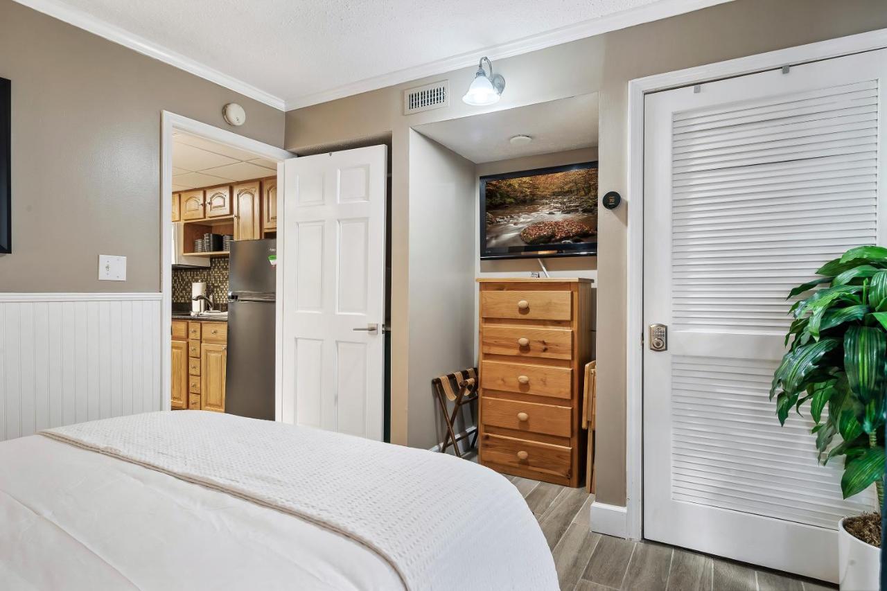 Lovely Condo W/ Indoor Pool *Only Steps To Parkway Gatlinburg Exterior photo
